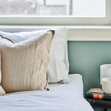 Queen's Cave By Staysville Apartament *