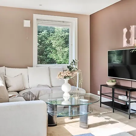 Queen's Cave By Staysville *