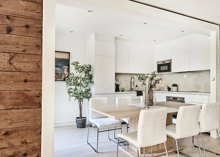 Queen's Cave By Staysville * Stavanger