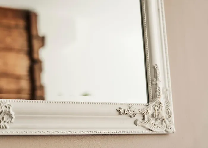 Queen's Cave By Staysville *